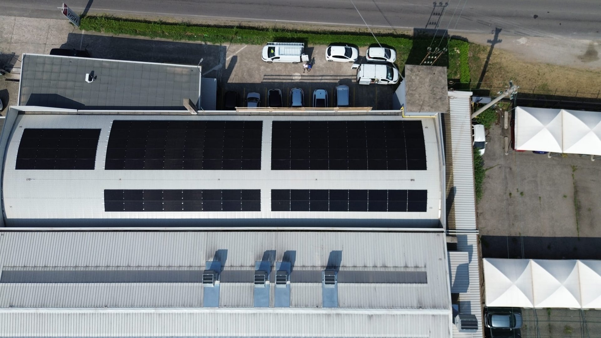 Copertura industriale con impianto fotovoltaico pulito nella provincia di Como