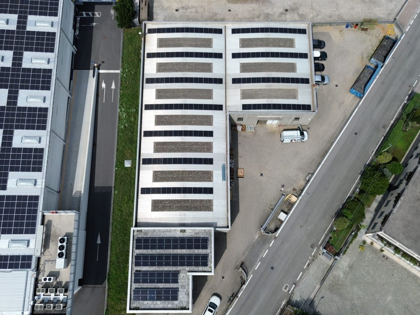 Moduli fotovoltaici con depositi e sporco da rimuovere su un tetto nel comasco