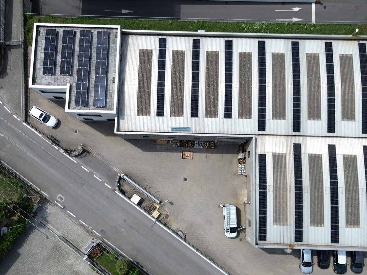 Impianto fotovoltaico industriale sottoposto a manutenzione nella zona di Como