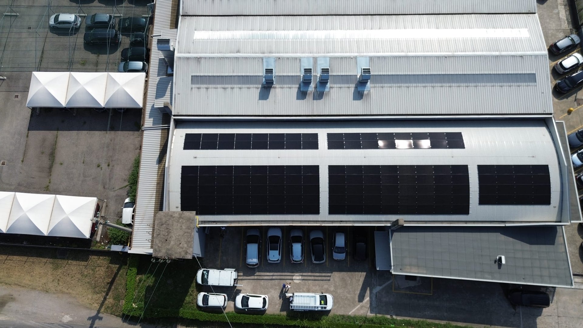 Tecnici al lavoro su un impianto fotovoltaico industriale nel territorio di Como